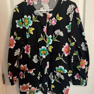 Cherokee black floral multicolored scrub jacket. Snap closure elastic cuff szS